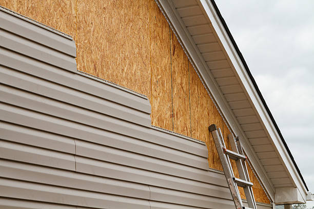 Professional Vinyl Siding technician working in Fort Lee, NJ